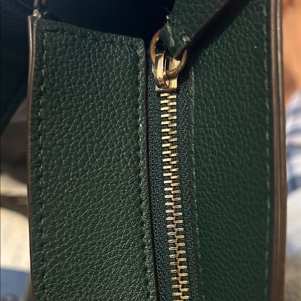 🌲GUESS Authentic Guess 'Cami' Crossbody Bucket Bag 👜 preloved💚 - Picture 7 of 15